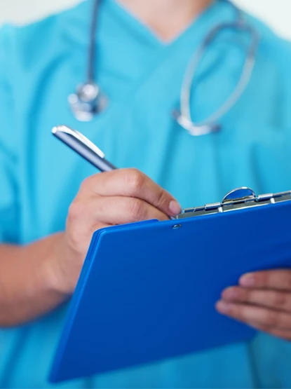 medico che scrive la terapia su una cartella clinica