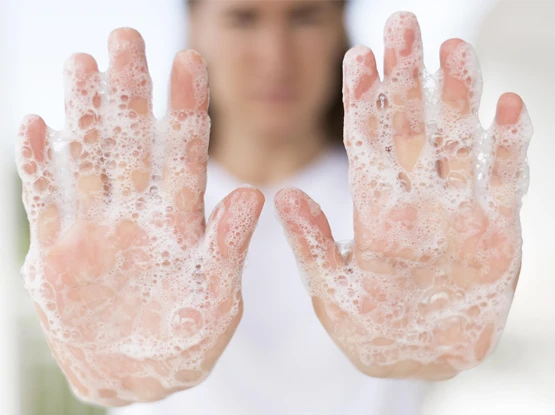 mani insaponate per igiene della persona